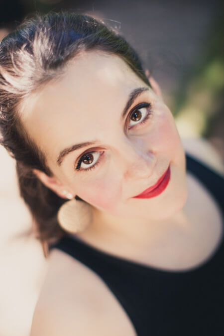 Gesicht von Frau mit rotem Lippenstift