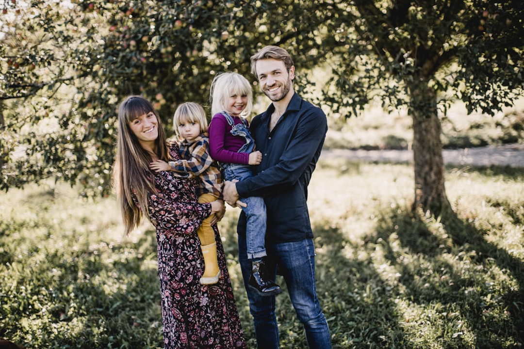 Familienfoto von Familie mit zwei Kindern