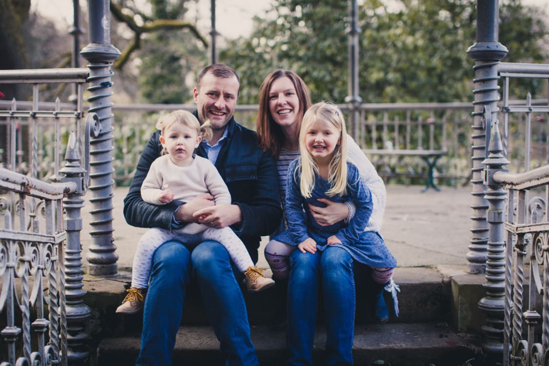 Familienfoto auf einer Stufe vom Pavillon