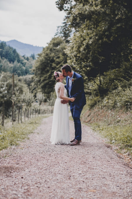 Brautpaar auf Waldweg küssend