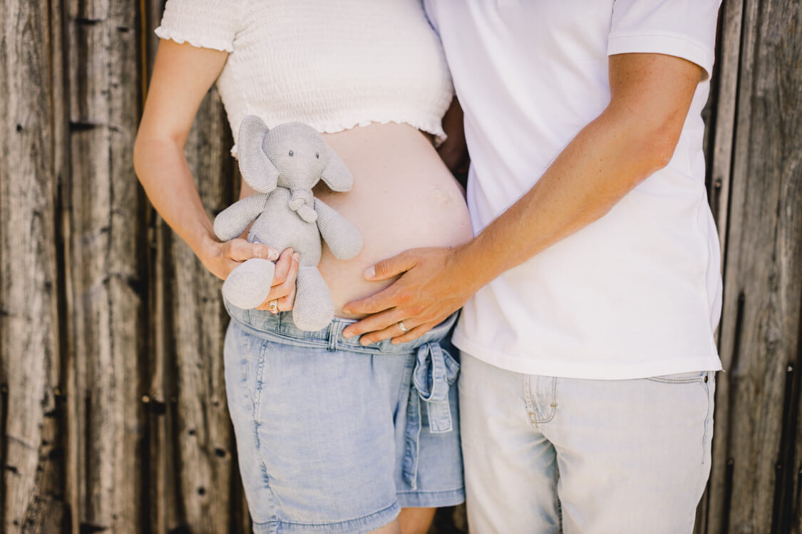 Kuscheltier Elefant vor Paar mit Babybauch
