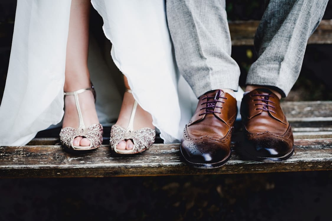 Die Schuhe vom Brautpaar auf einer Bank