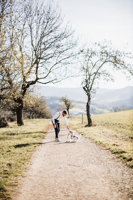 Mann spielt mit seinem Hund