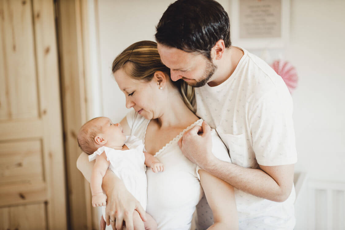 Eltern schauen verliebt ihr Baby an