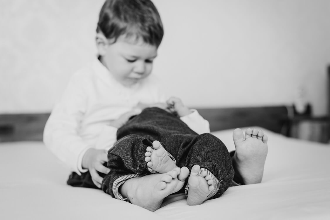 Füße von Kind und Baby