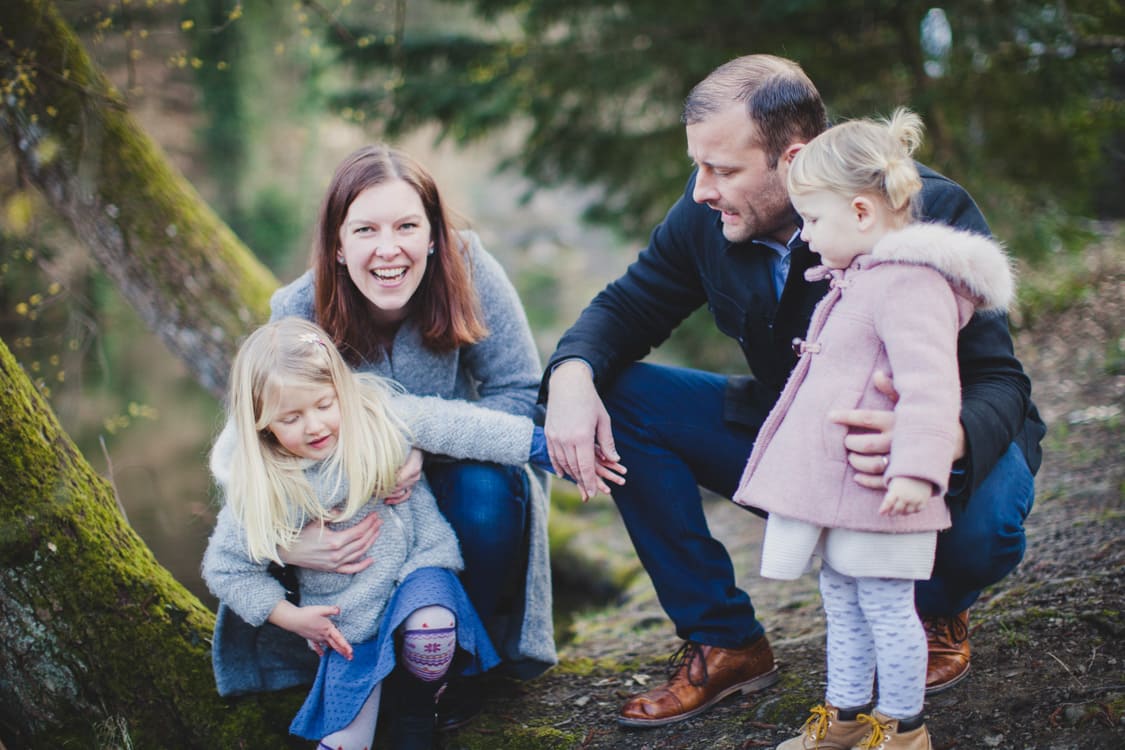 Bewegtes Familienbild. Frau lacht in die Kamera.