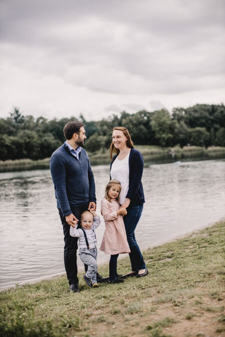 Familie vor einem See