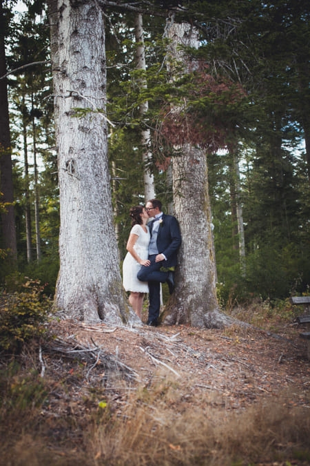 Brautpaar küsst sich im Wald
