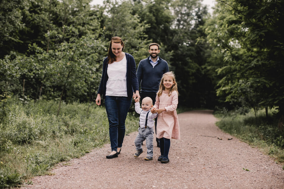 Familie spaziert auf einem Weg