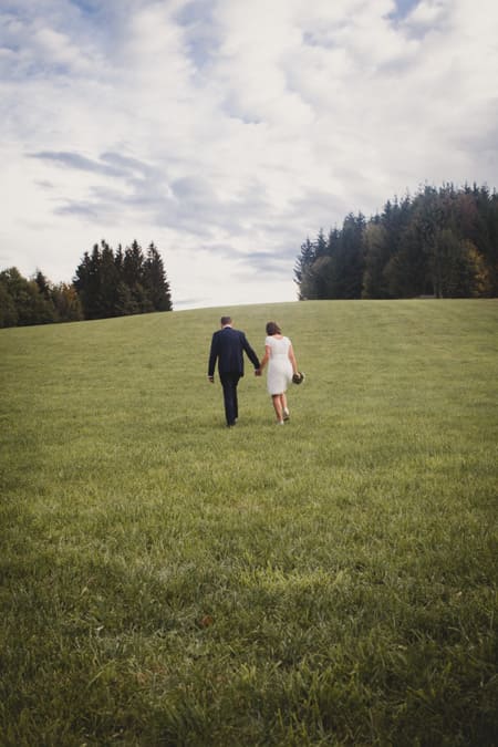 Brautpaar läuft den Hang hoch