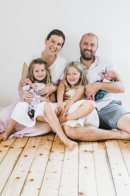 Familienfoto von Familie mit Zwillingen und zwei Töchtern